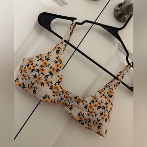 Yellow floral bikini with metal ring accents, size s! 🌻💛
